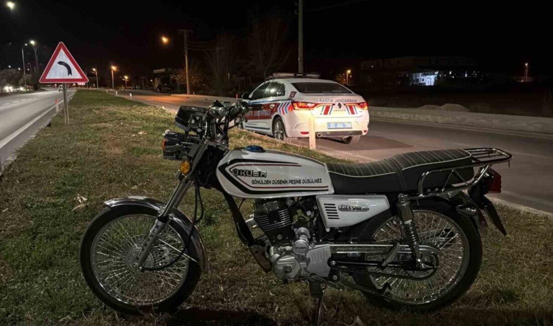 Afyonkarahisar’da yaşanan bir olayda, sürücüsü direksiyon hakimiyetini kaybeden bir motosiklet