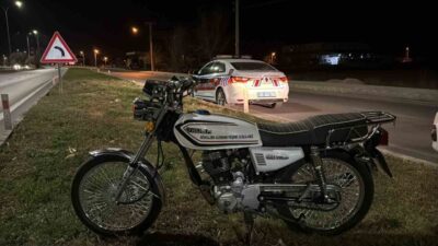 Afyonkarahisar’da yaşanan bir olayda, sürücüsü direksiyon hakimiyetini kaybeden bir motosiklet