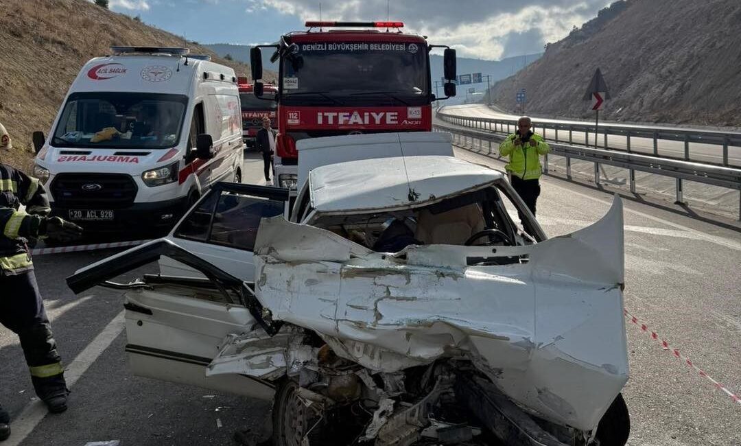 Denizli’de bir kamyona arkadan çarpan otomobilin hurdaya dönmesi sonucu sürücü