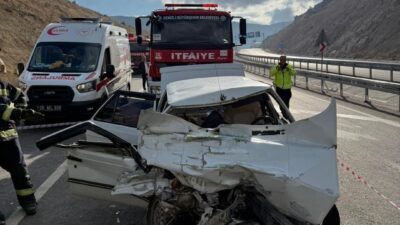 Denizli’de bir kamyona arkadan çarpan otomobilin hurdaya dönmesi sonucu sürücü