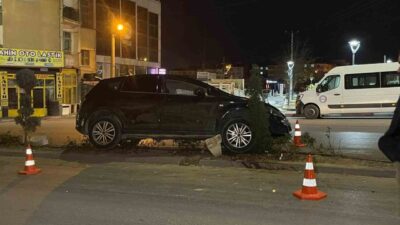 Karaman’da bir araç refüje çıkarak kaza yaptı, ancak sürücü kazayı
