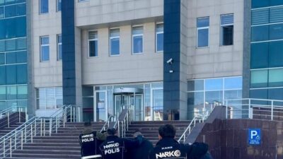 Kars’ta Narkotik ekipleri tarafından bir apartmana operasyon düzenlendi ve bu