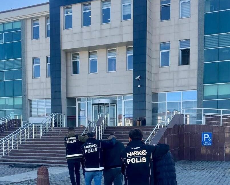 Kars’ta Narkotik ekipleri tarafından bir apartmana operasyon düzenlendi ve bu