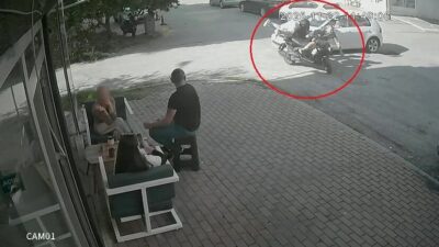 Manavgat ilçesinde meydana gelen trafik kazasında otomobil ile motosiklet çarpıştı