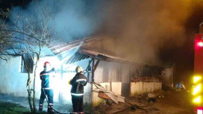 Sakarya’nın Kaynarca ilçesinde bir tek katlı evde çıkan yangın, itfaiye
