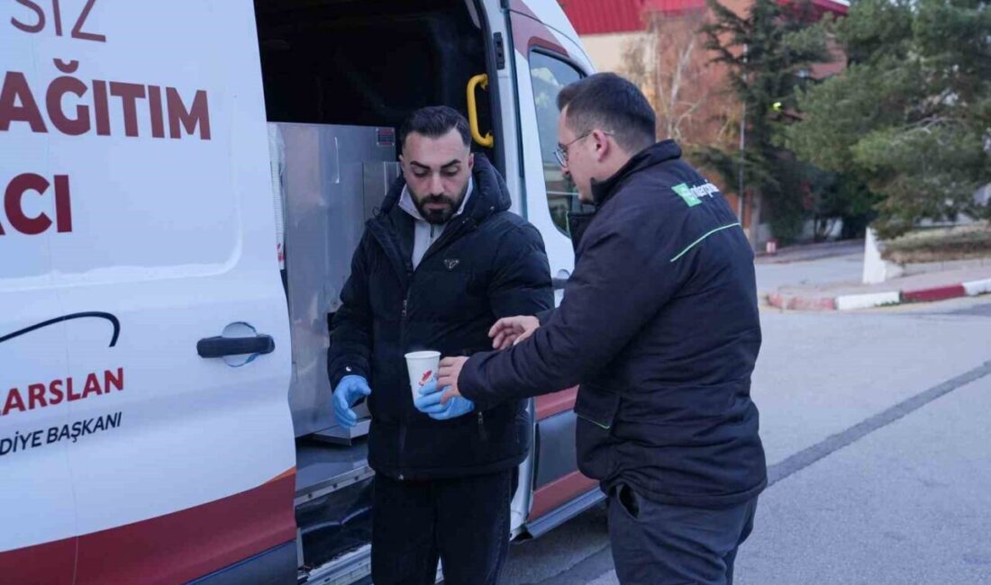 Keçiören Belediyesi tarafından sabah erken saatlerde sıcak çorba ikram ediliyor.
