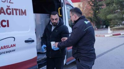 Keçiören Belediyesi tarafından sabah erken saatlerde sıcak çorba ikram ediliyor.