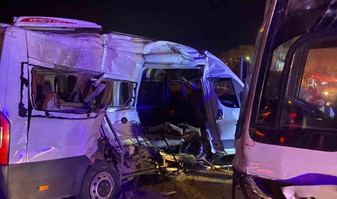 İzmir’in Kemalpaşa ilçesinde meydana gelen trafik kazasında, iki işçi servisinin