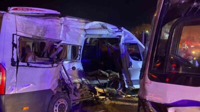 İzmir’in Kemalpaşa ilçesinde meydana gelen trafik kazasında, iki işçi servisinin