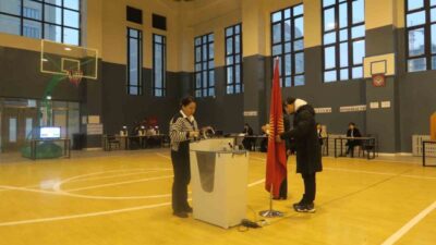 Kırgızistan’da erken parlamento seçimleri için oy verme işlemi bugün sabah