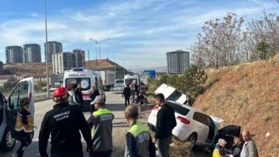 Kırıkkale’de iki otomobilin çarpışması neticesinde meydana gelen kazada 8 kişi