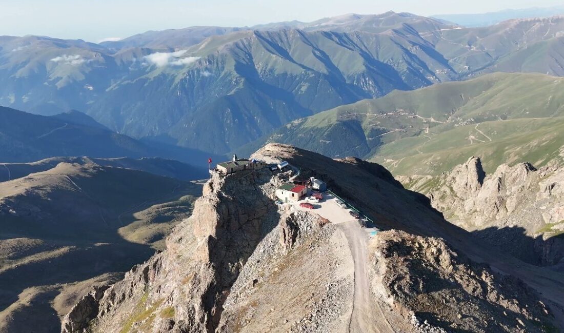 Trabzon-Bayburt sınırında, 3 bin 100 rakımda konumlanan Kırklar Dağı Mescidi,