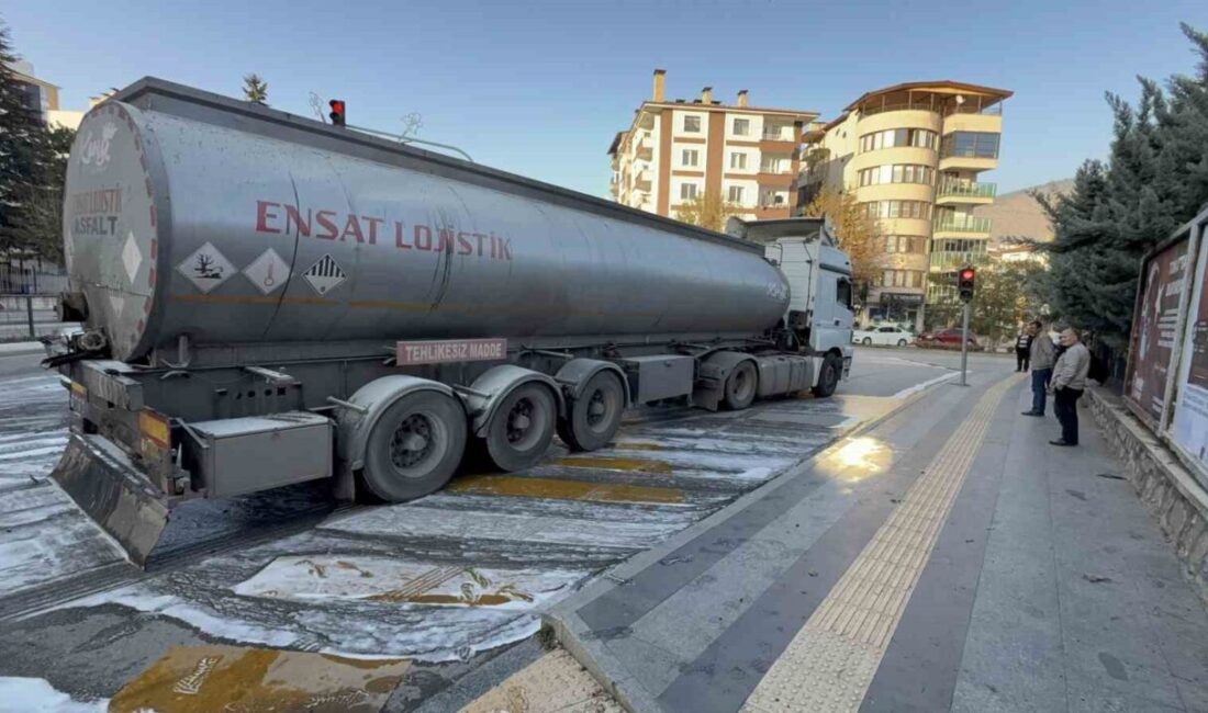 Tokat’ta bir tır, GOP Bulvarı SGK kavşağında kırmızı ışıkta beklerken