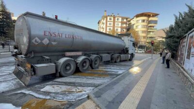 Tokat’ta bir tır, GOP Bulvarı SGK kavşağında kırmızı ışıkta beklerken