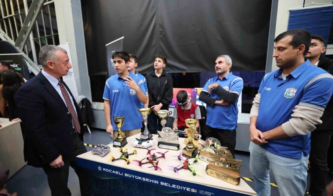 Kocaeli Büyükşehir Belediye Başkanı Tahir Büyükakın, belediye tarafından teknoloji takımlarına