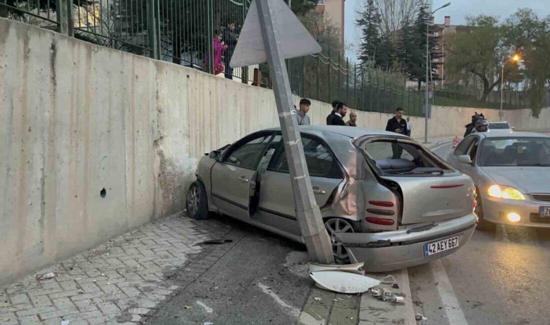 Eskişehir’de sürücüsünün kontrolünden çıkan araç, yol kenarındaki aydınlatma direğine çarparak