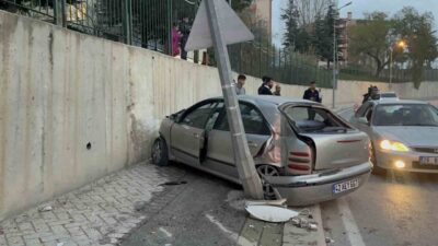 Eskişehir’de sürücüsünün kontrolünden çıkan araç, yol kenarındaki aydınlatma direğine çarparak