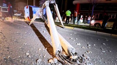 Aksaray’da kontrolden çıkan otomobil, refüjdeki ağaca çarptı ardından aydınlatma direğini
