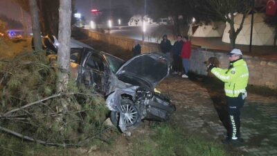 Karabük’te bir otomobil kaza yaptı. Araç, Şehit Ateşe Reşat Bulvarı