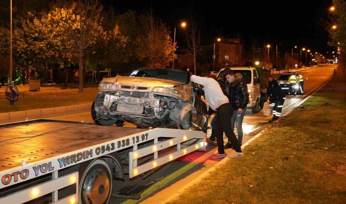 Denizli’de bir otomobil sürücüsü direksiyon hakimiyetini kaybederek önce kaldırıma, sonra