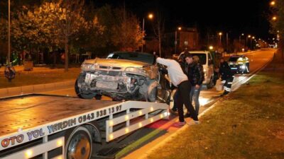 Denizli’de bir otomobil sürücüsü direksiyon hakimiyetini kaybederek önce kaldırıma, sonra