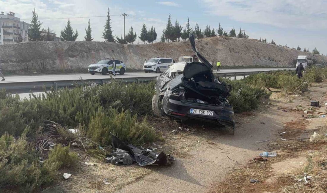 Gaziantep’te bir otomobilin kontrolden çıkarak bariyerlere çarpması sonucu meydana gelen