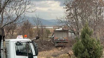 Isparta’da, sürücüsü kontrolünden çıkan bir tırın bariyerlere ve elektrik direğine