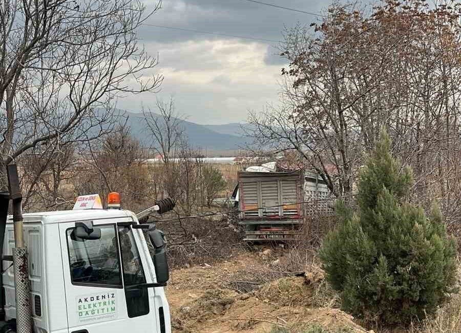 Isparta’da, sürücüsü kontrolünden çıkan bir tırın bariyerlere ve elektrik direğine