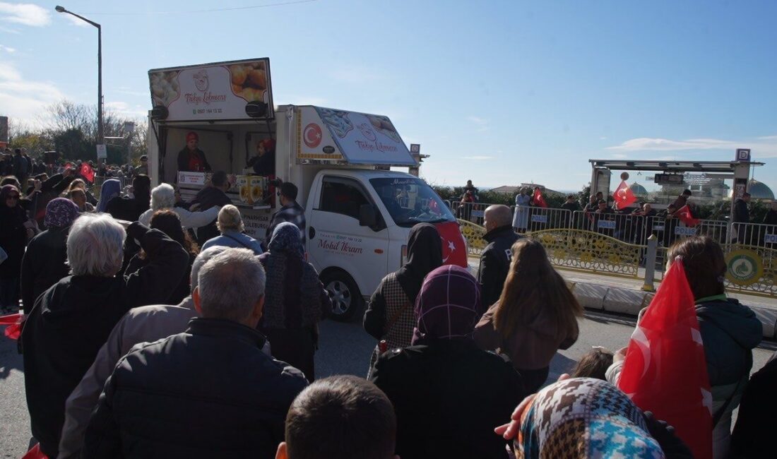 Edirne, düşman işgalinden kurtuluşunun 103. yıl dönümünde kutlama töreninde, vatandaşlara