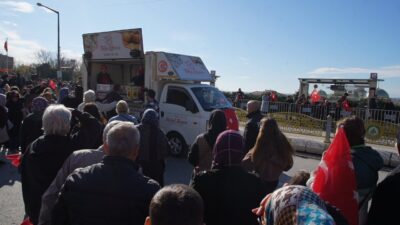 Edirne, düşman işgalinden kurtuluşunun 103. yıl dönümünde kutlama töreninde, vatandaşlara