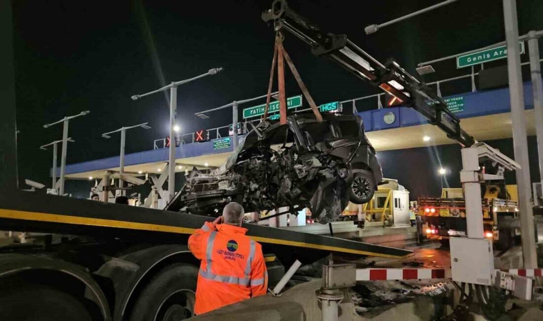 Kuzey Marmara Otoyolu Ankara istikametinde seyreden bir otomobil, gişelere çarpması