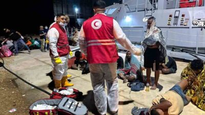 Libya açıklarında 95 düzensiz göçmeni taşıyan 2 teknenin alabora olması