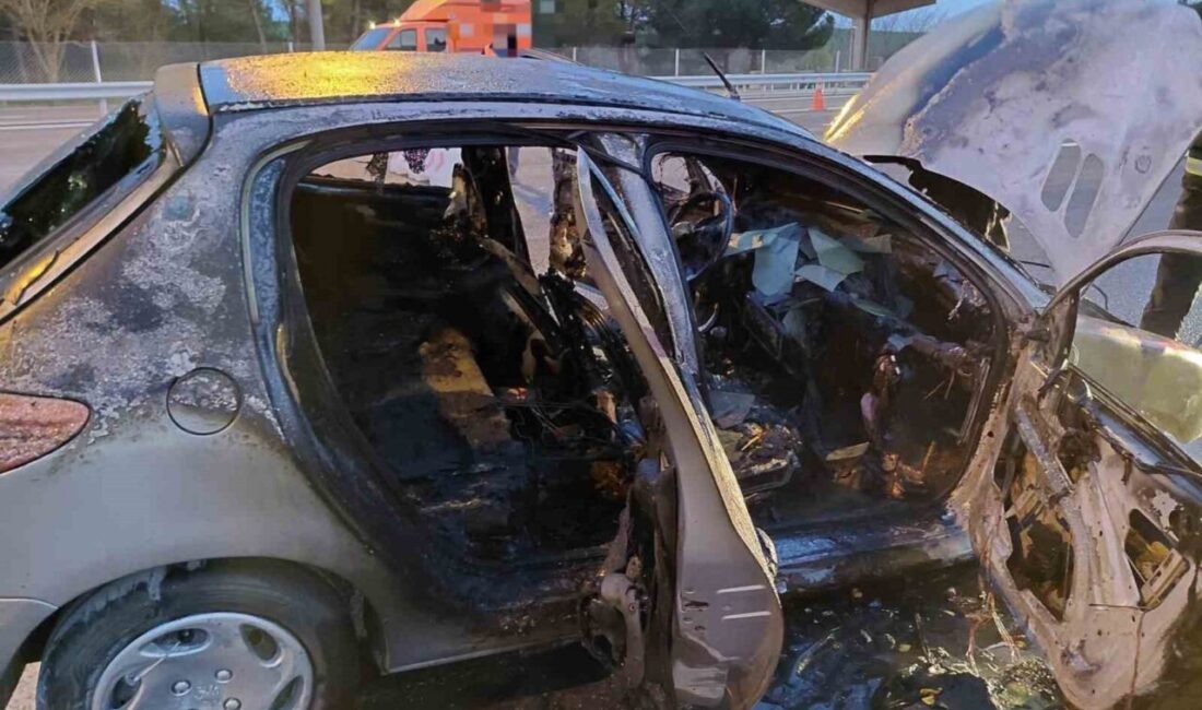 Lüleburgaz ilçesinde seyir halindeki bir araçta çıkan yangın, itfaiye ekiplerinin