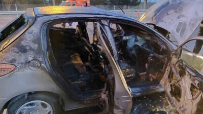 Lüleburgaz ilçesinde seyir halindeki bir araçta çıkan yangın, itfaiye ekiplerinin