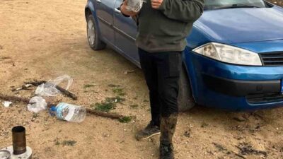 İki genç, doğa gezisi sırasında bir mavi balıkçıl kuşunun ağaca