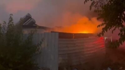 Malatya’nın Yeşilyurt ilçesinde bir evde çıkan yangın itfaiye ekiplerinin müdahalesiyle