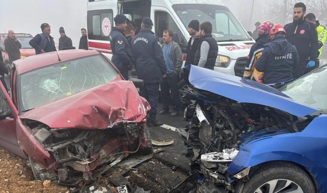Akçadağ ilçesinde meydana gelen trafik kazasında, iki otomobilin çarpışması sonucu