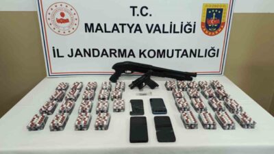 Malatya’da Yeşilyurt ilçesinde gerçekleştirilen operasyonda jandarma, sentetik hap ve silahlar