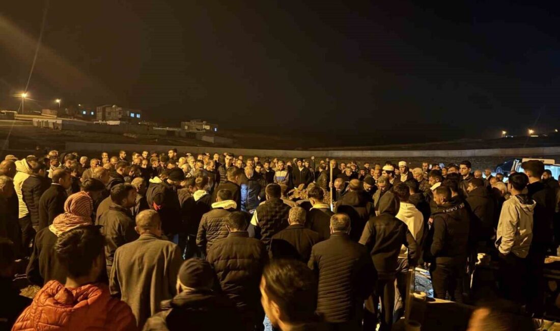 Mardin’in Kızıltepe ilçesinde bulunan bir evde yaşamlarını yitiren baba, defnedildi.