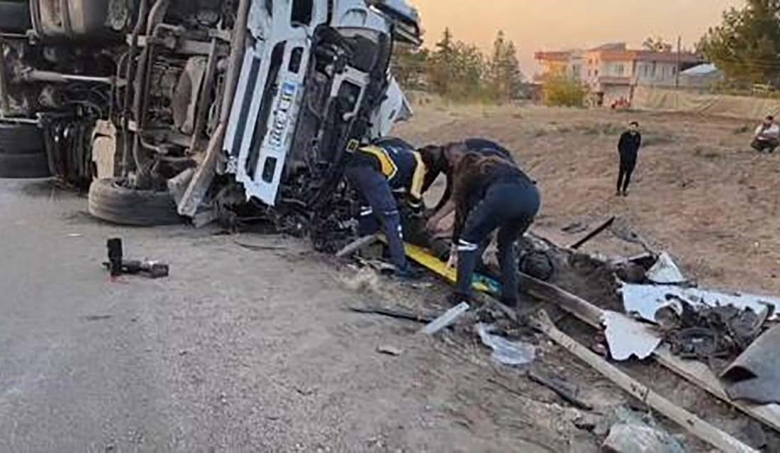 Mardin’in Kızıltepe ilçesinde meydana gelen trafik kazasında tır devrildi ve