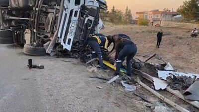 Mardin’in Kızıltepe ilçesinde meydana gelen trafik kazasında tır devrildi ve