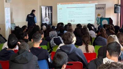 Mardin’in Artuklu ilçesinde bulunan Artuklu Anadolu İmam Hatip Lisesi öğrencileri,