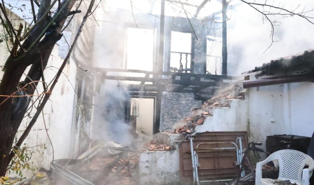 Muğla’nın Menteşe ilçesinde meydana gelen yangında, iki ev alevlere teslim