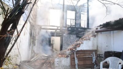 Muğla’nın Menteşe ilçesinde meydana gelen yangında, iki ev alevlere teslim