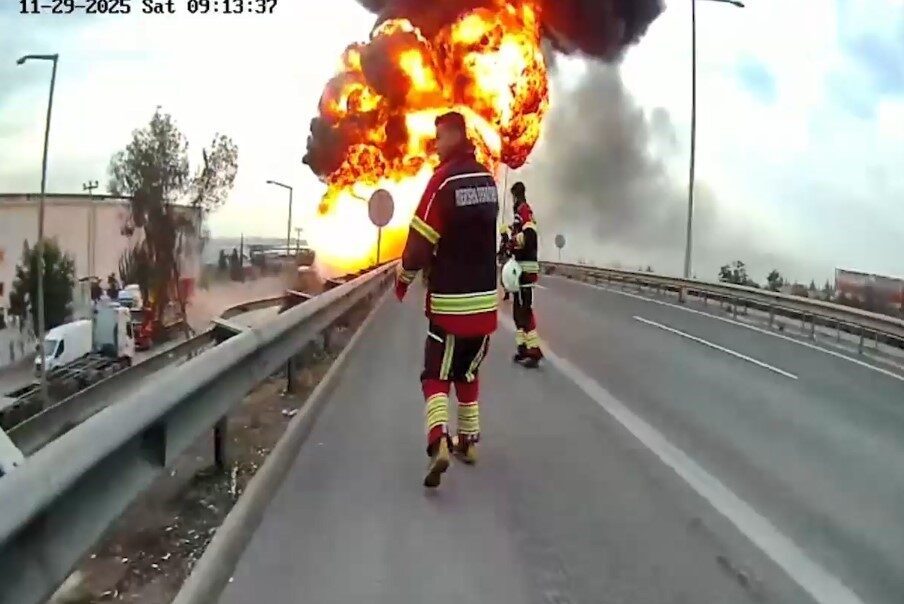 Mersin’de seyir halindeyken alev alan ve ardından patlamalarla büyük bir