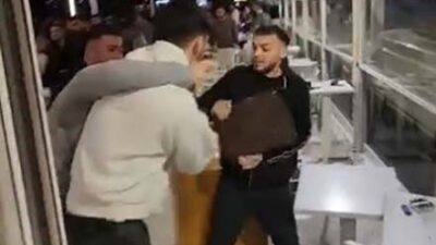 Mersin’deki bir kafede iki genç grubu arasında yaşanan kavgada, gençler