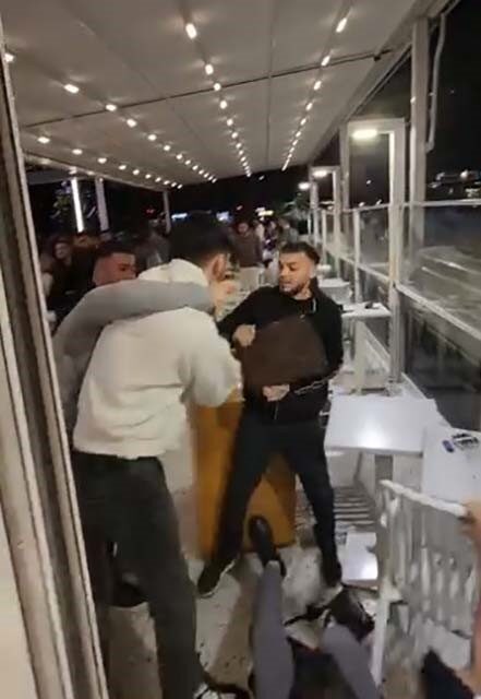 Mersin’deki bir kafede iki genç grubu arasında yaşanan kavgada, gençler
