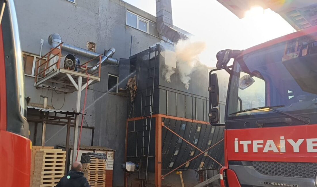 Bir mobilya fabrikasında meydana gelen yangında bir işçi yaralandı. Yangın,