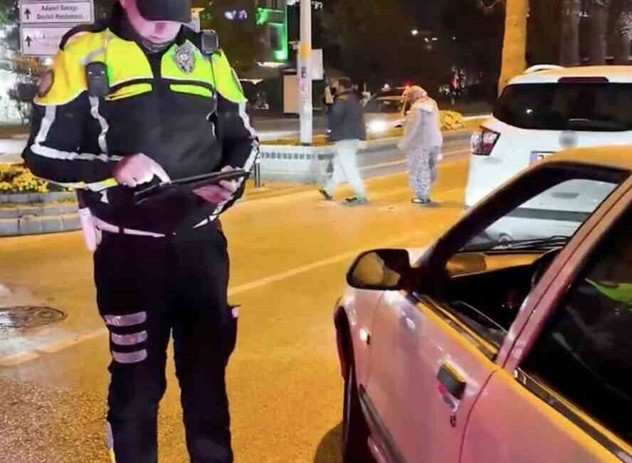 Çanakkale’de, İl Emniyet Müdürlüğü ekipleri tarafından yüksek sesle müzik çalan