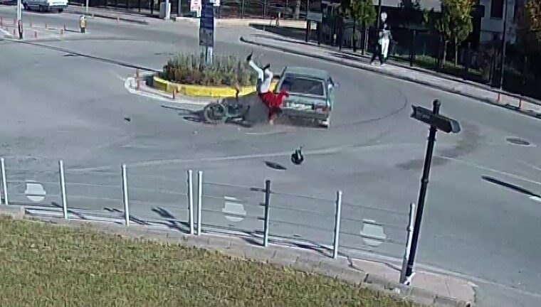 Amasya’da bir kavşakta meydana gelen olayda, bir otomobil ile çarpışan